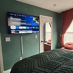 Entire 3 Bd Home With Murals And Parking By Downtown