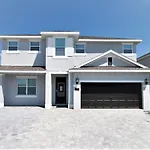 6 Bedroom Vacation Home With Pool