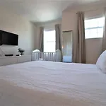 6 Bedroom Vacation Home With Pool