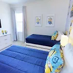 6 Bedroom Vacation Home With Pool