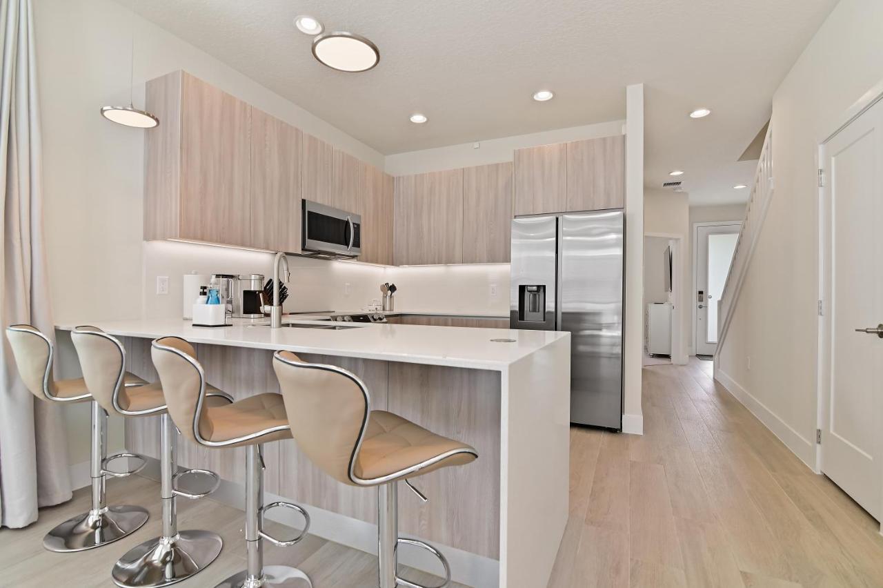 New Cozy & Spacious Townhouse Near - 4br, 3fb, And Pool
