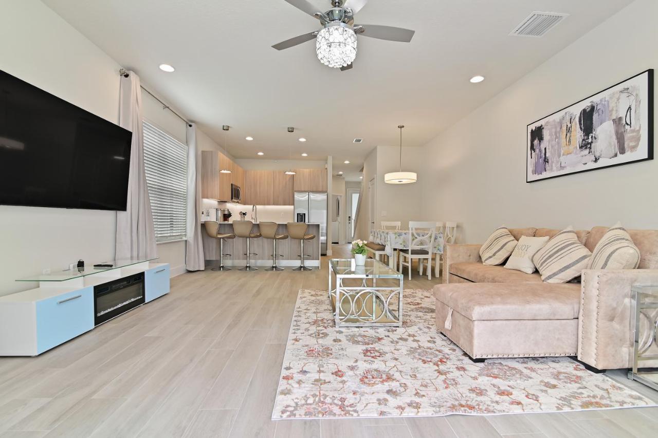Holiday home New Cozy & Spacious Townhouse Near - 4br, 3fb, And Pool