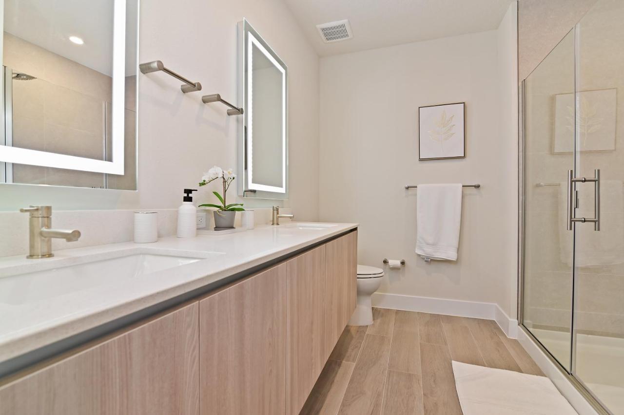 Holiday home New Cozy & Spacious Townhouse Near - 4br, 3fb, And Pool