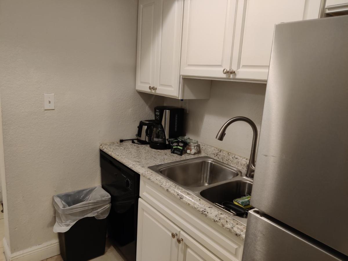 Beautiful 2-Bedroom Condo Near Universal And Other Orlando Attractions, King Bed & Wi-Fi Apartment *