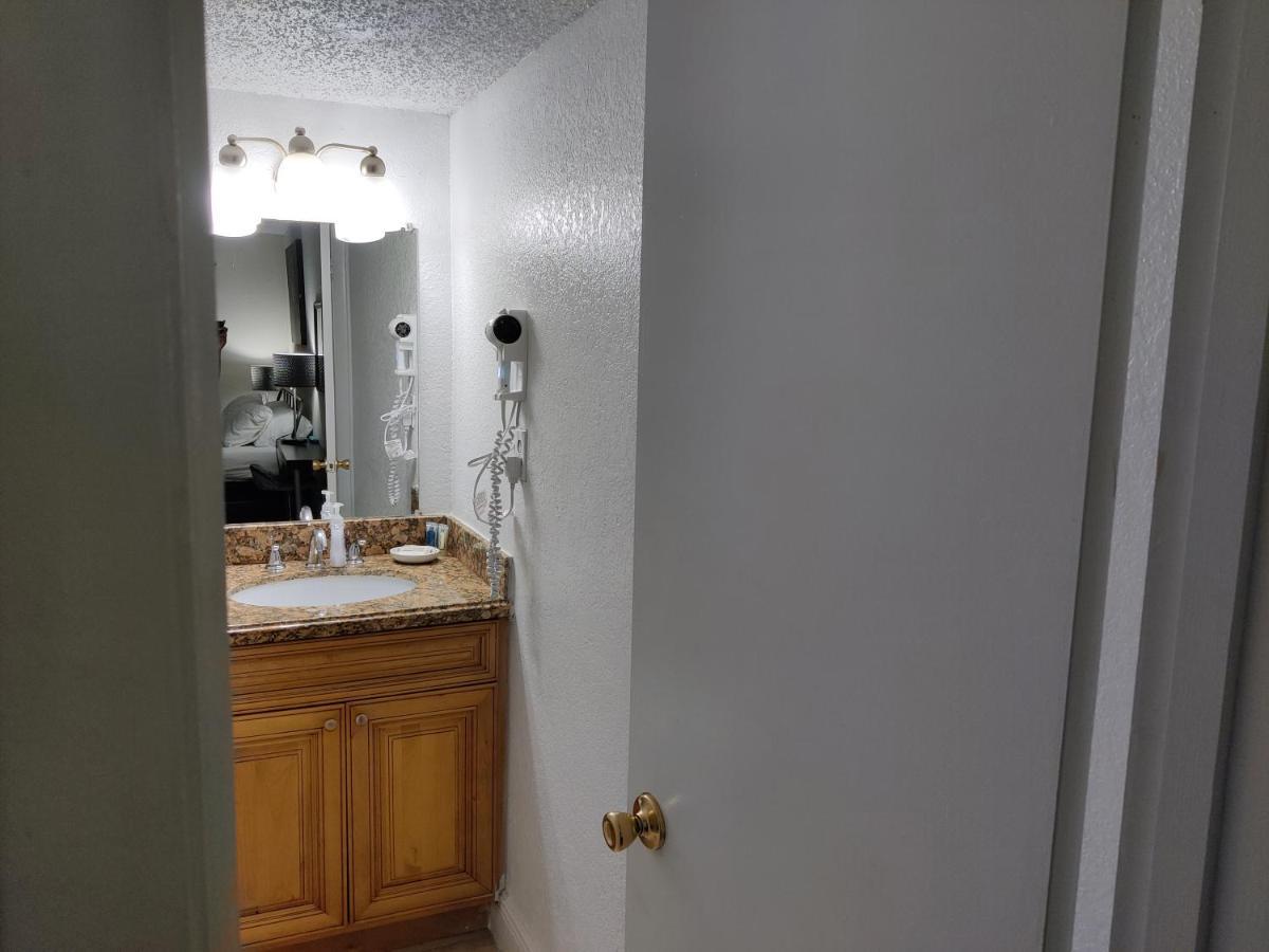 Beautiful 2-Bedroom Condo Near Universal And Other Orlando Attractions, King Bed & Wi-Fi Apartment *