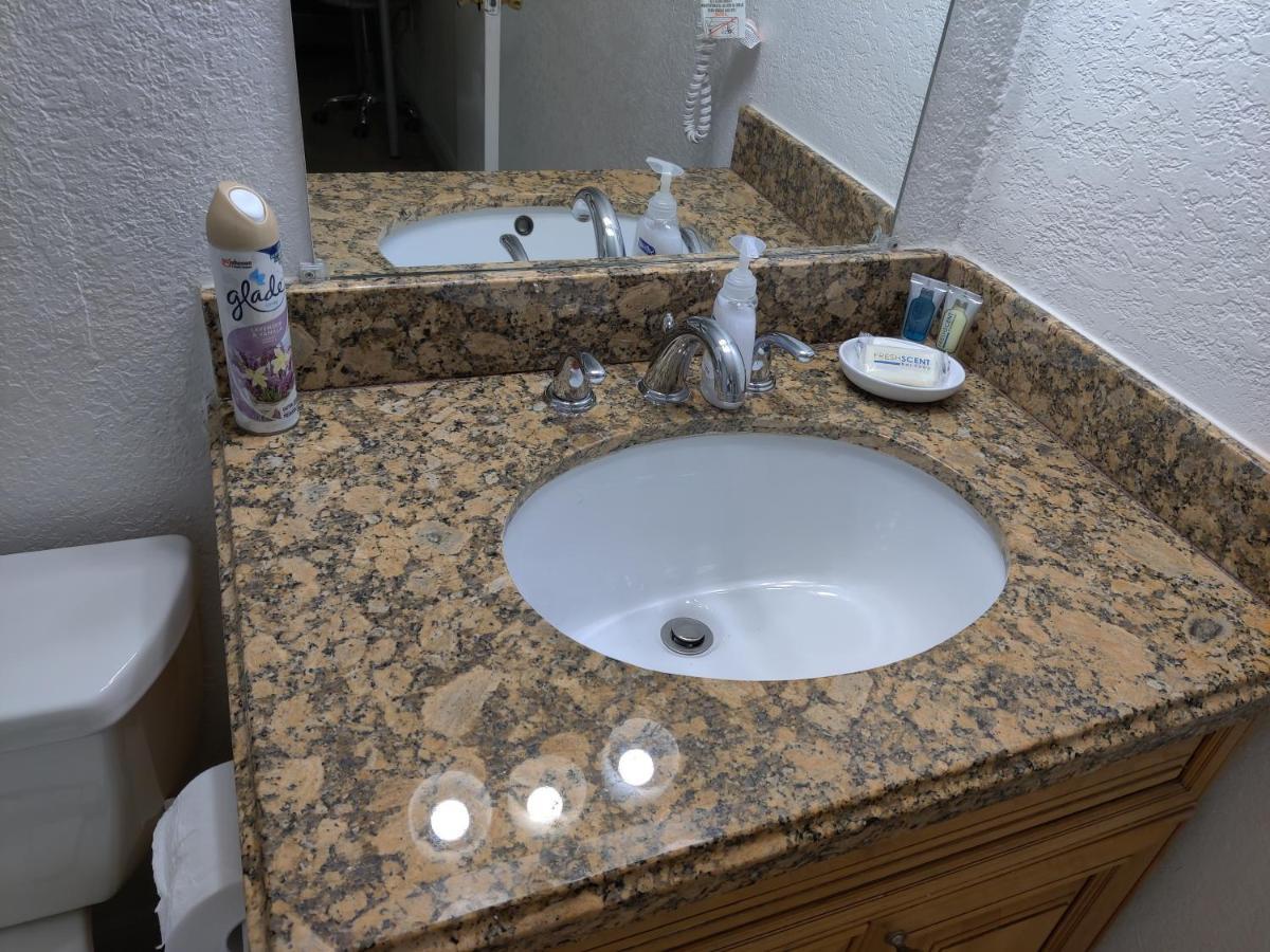 Beautiful 2-Bedroom Condo Near Universal And Other Orlando Attractions, King Bed & Wi-Fi Apartment *