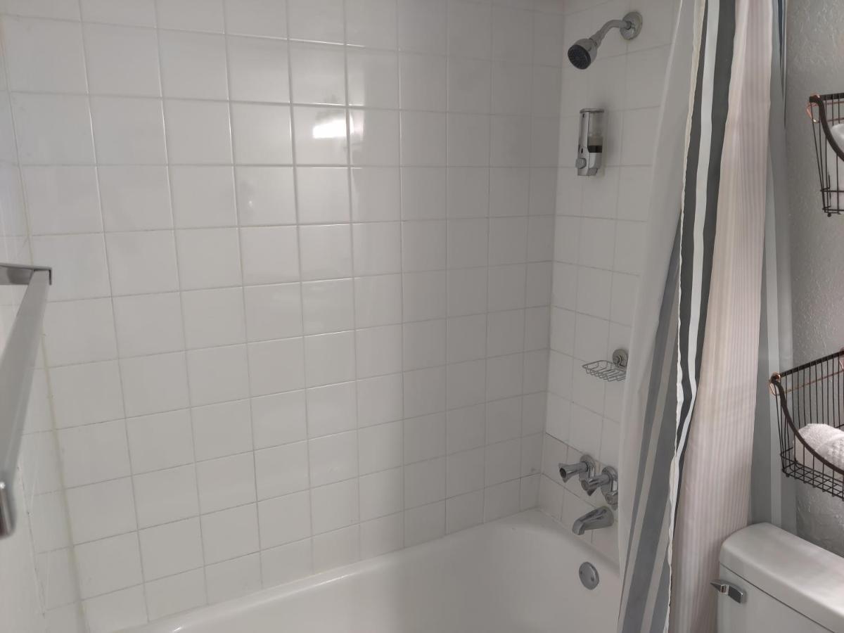 Beautiful 2-Bedroom Condo Near Universal And Other Orlando Attractions, King Bed & Wi-Fi *