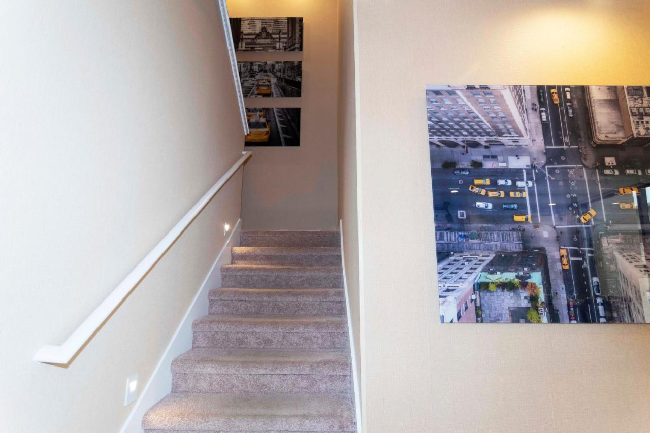 Stunning 4 Bd Close To @ Magic Village 7537