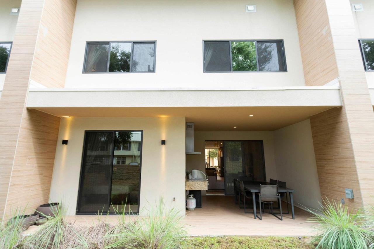Stunning 4 Bd Close To @ Magic Village 7537 *