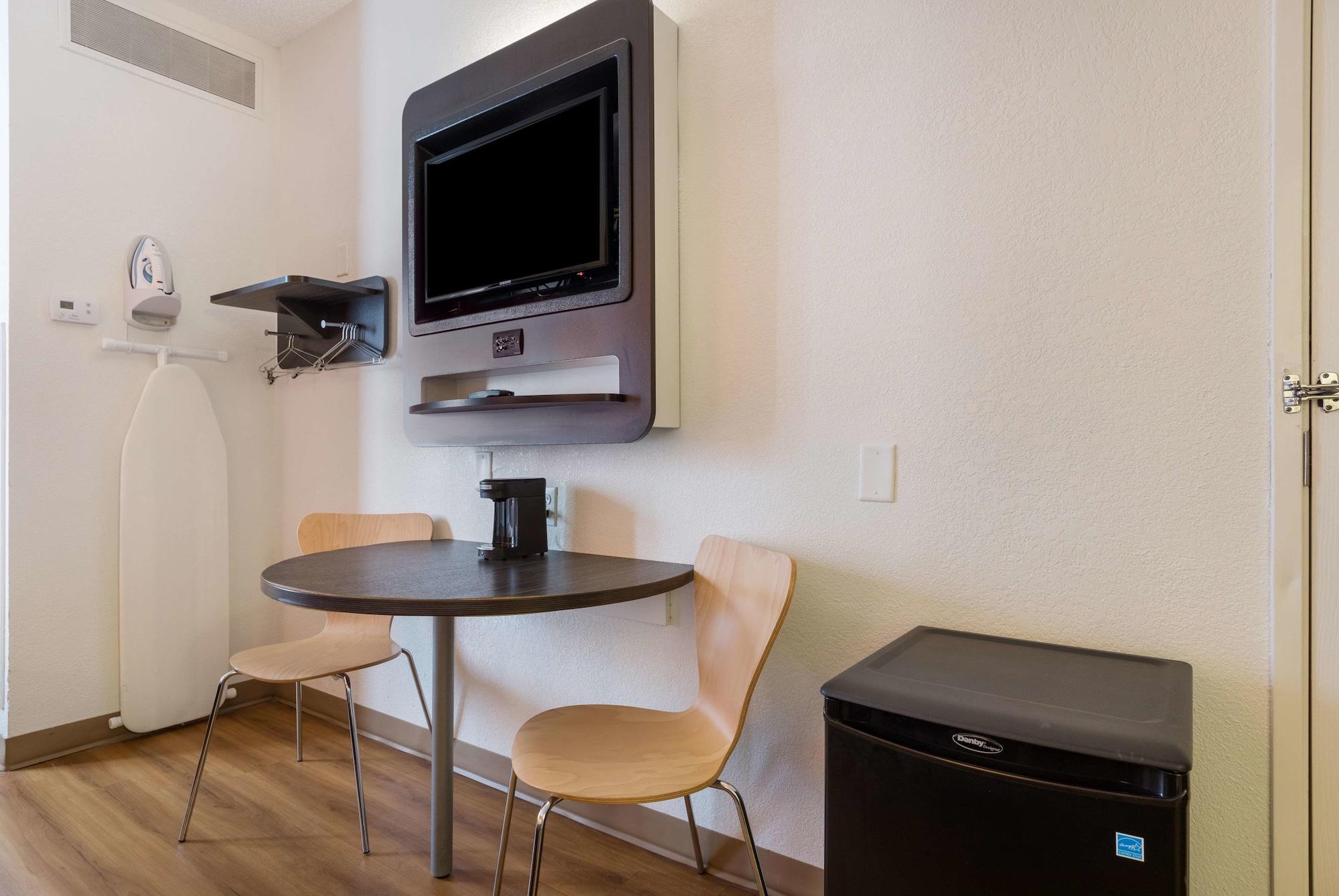 Hotel 6-orlando, Fl - International Dr