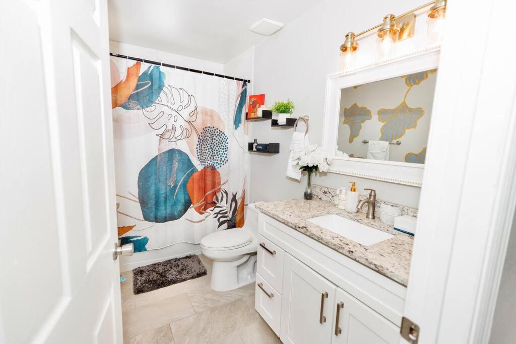Entire 3 Bd With Murals And Parking By Downtown