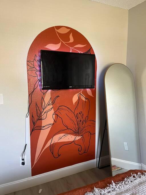 Holiday home Entire 3 Bd With Murals And Parking By Downtown *