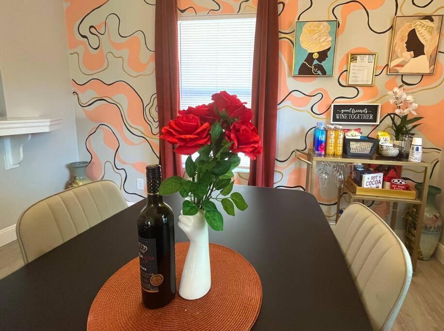 Entire 3 Bd With Murals And Parking By Downtown *
