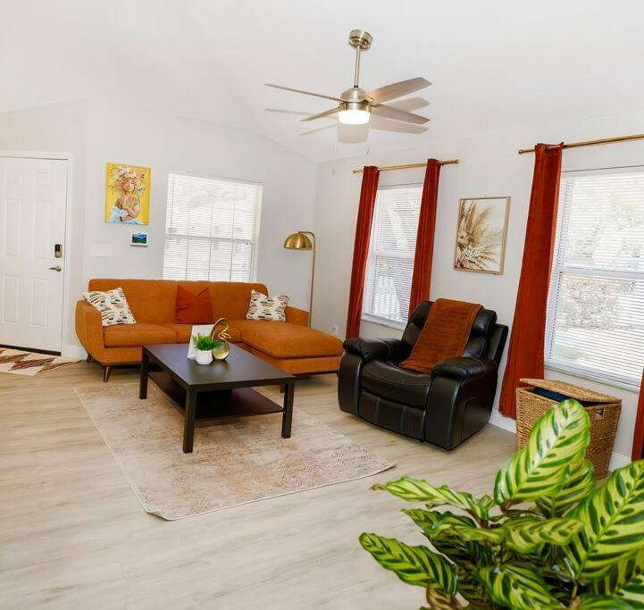 Entire 3 Bd With Murals And Parking By Downtown Holiday home *