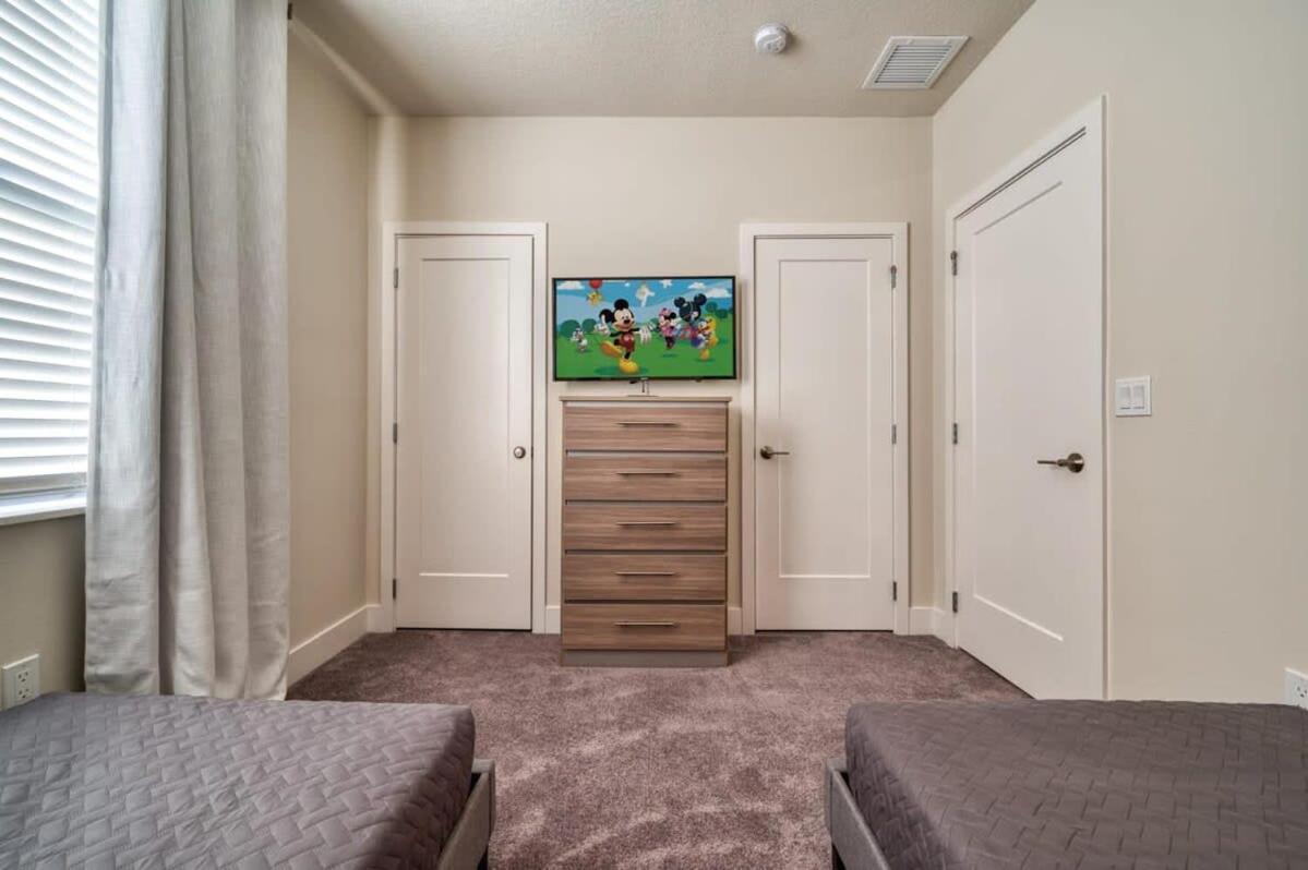 Spacious New Modern Retreat Holiday home Orlando