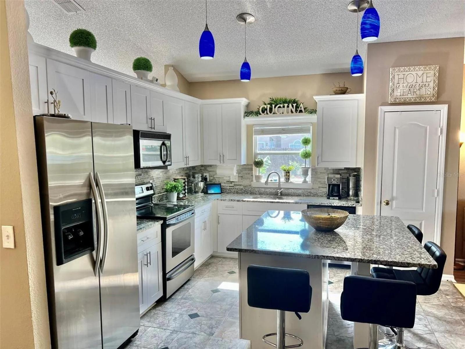 Luxurious Waterfront Retreat 4br 3ba With Pool & Bbq Villa