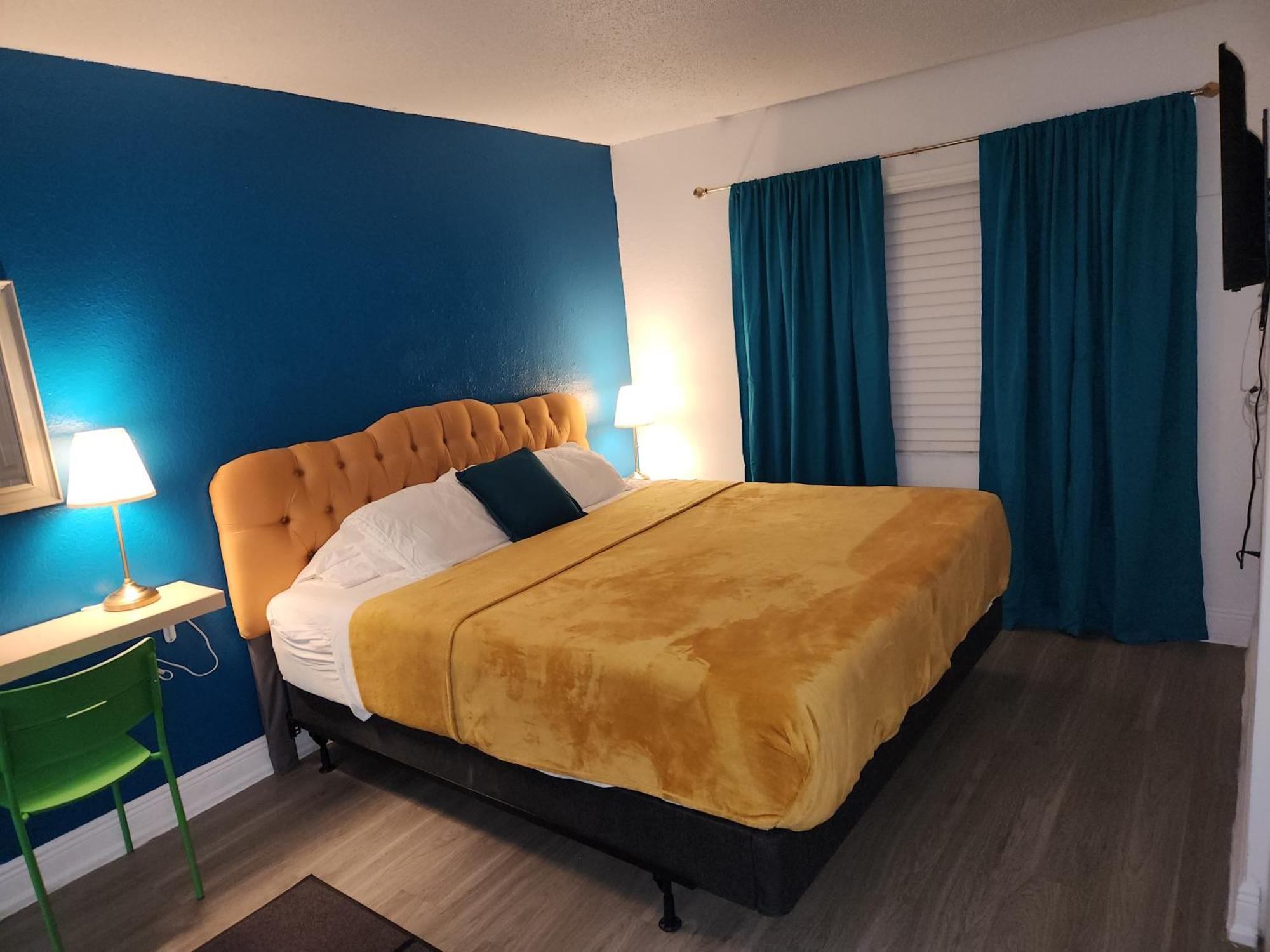 Beautiful 2-Bedroom Condo Near Universal And Other Orlando Attractions, King Bed & Wi-Fi