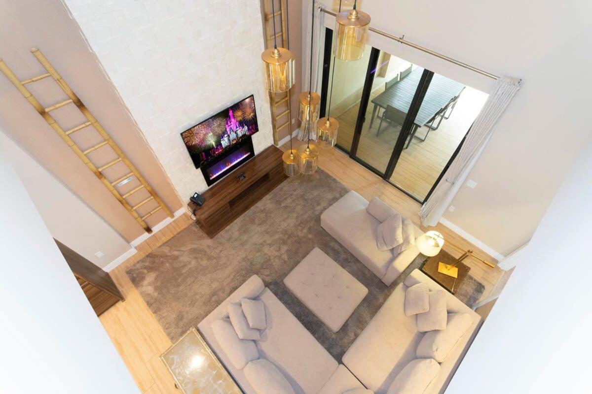 Stunning 4 Bd Close To @ Magic Village 7537 *