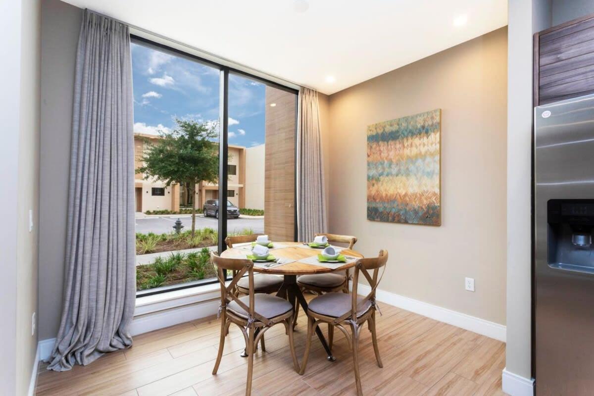 Stunning 4 Bd Close To @ Magic Village 7537 Orlando