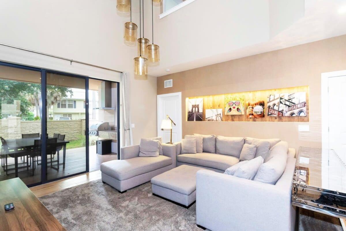 Stunning 4 Bd Close To @ Magic Village 7537 Orlando