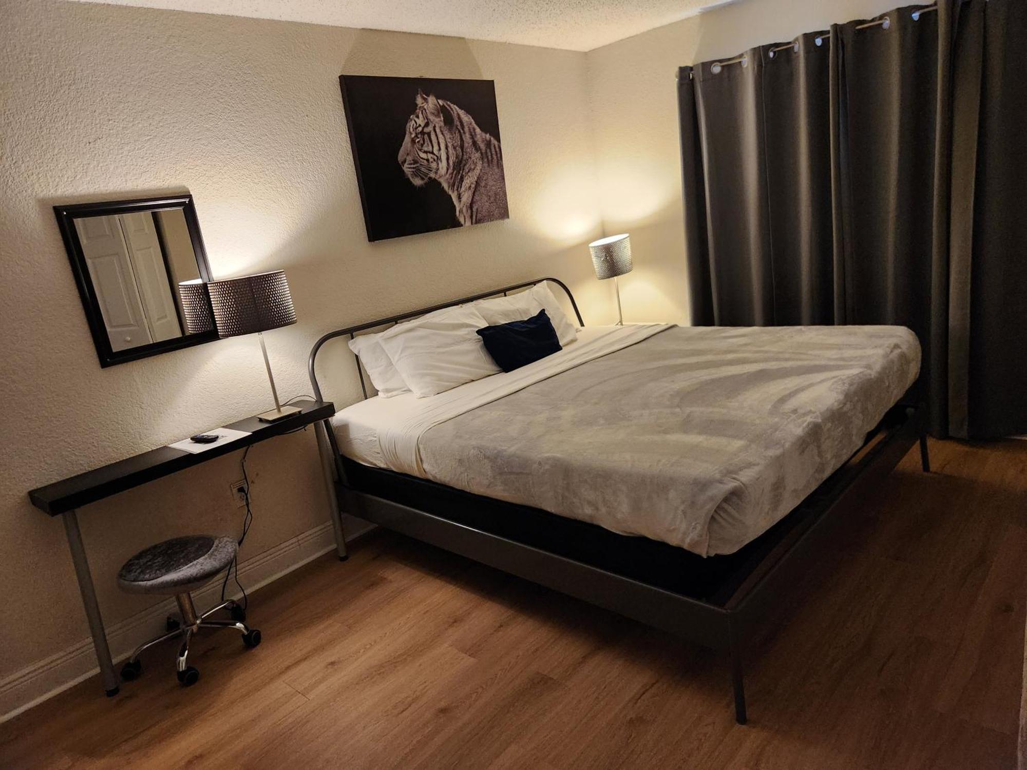 Beautiful 2-Bedroom Condo Near Universal And Other Orlando Attractions, King Bed & Wi-Fi