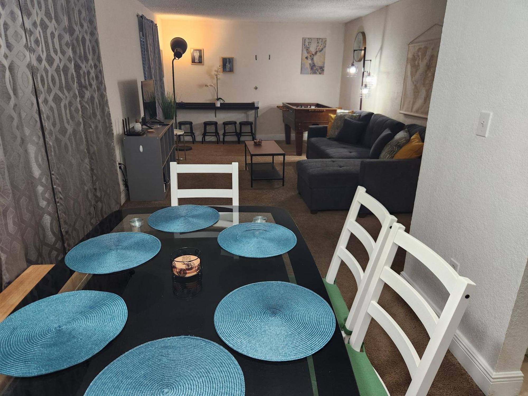 Beautiful 2-Bedroom Condo Near Universal And Other Orlando Attractions, King Bed & Wi-Fi Apartment