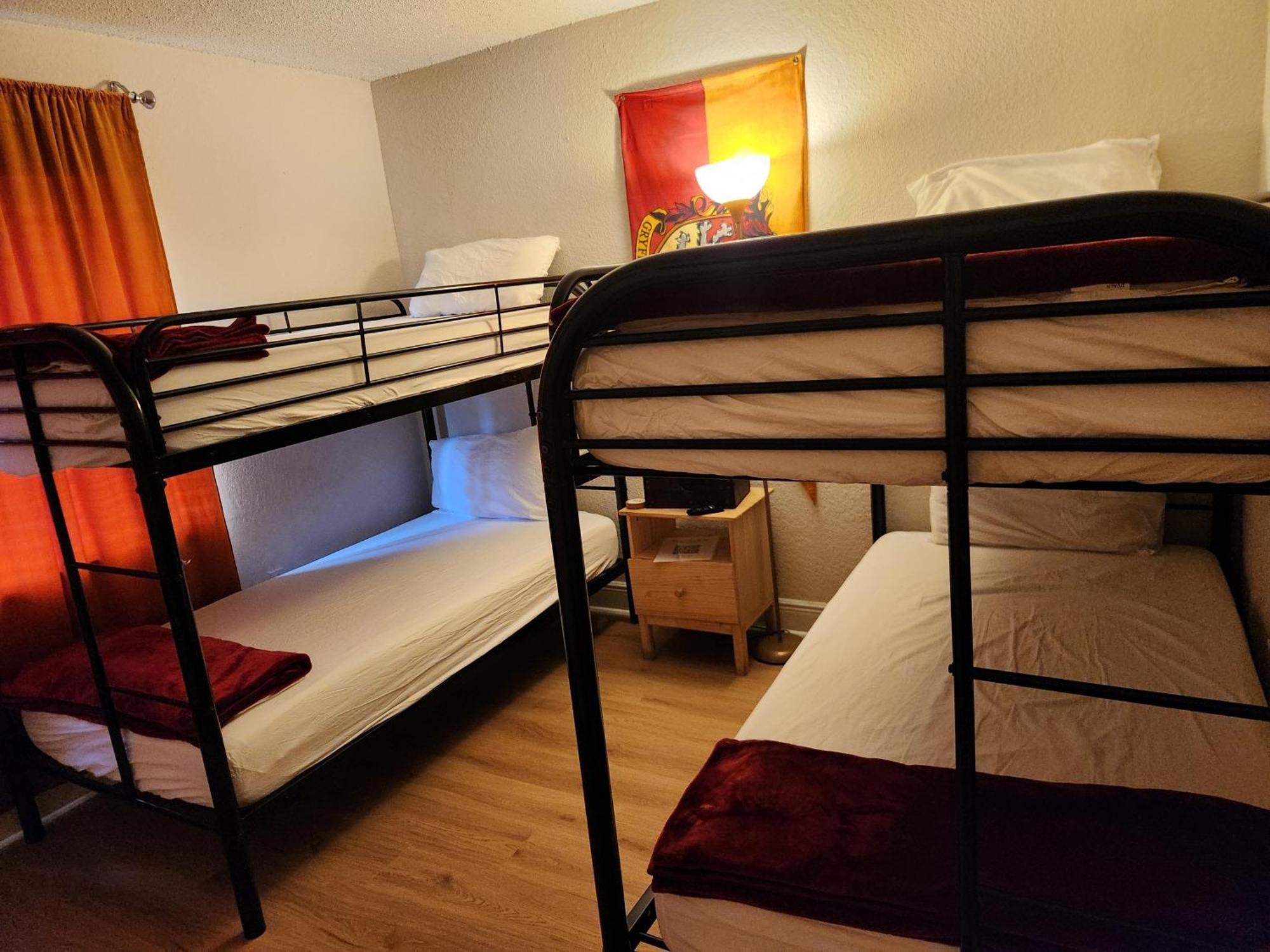 Beautiful 2-Bedroom Condo Near Universal And Other Orlando Attractions, King Bed & Wi-Fi Apartment *