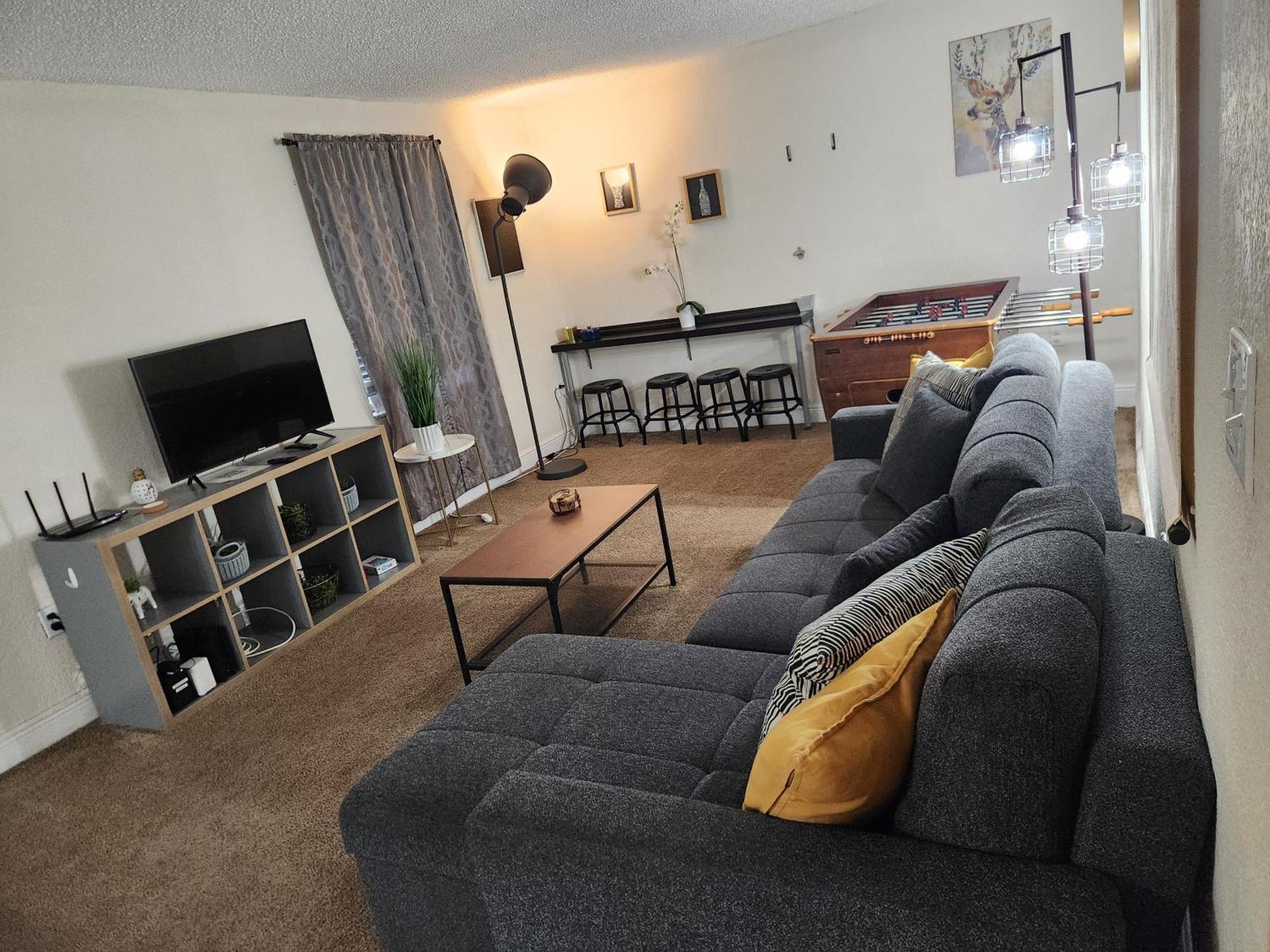Beautiful 2-Bedroom Condo Near Universal And Other Orlando Attractions, King Bed & Wi-Fi *